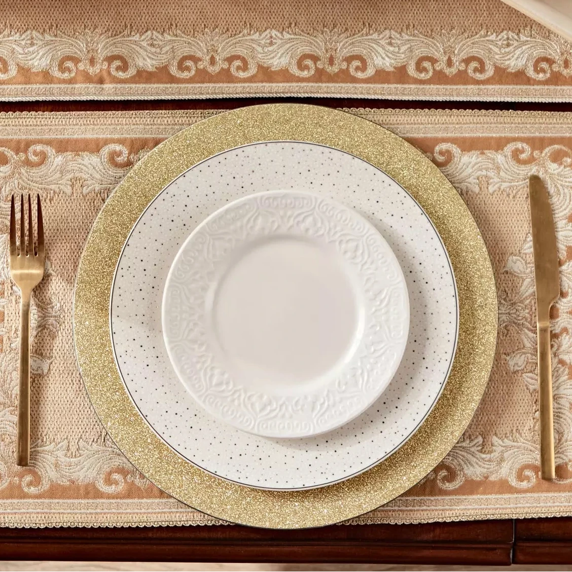 طبق شحن لامع باللون الذهبي