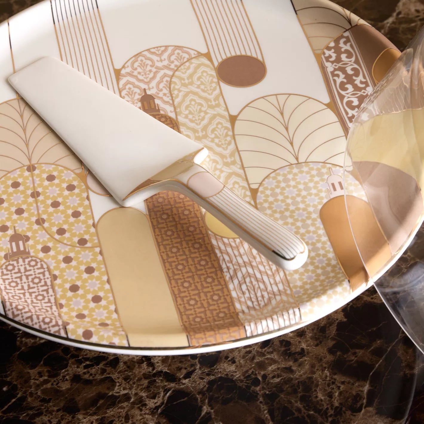 حامل كيك بورسلين من ذا ميناريتس، ​​مقاس 35 سم، مع أداة تقديم