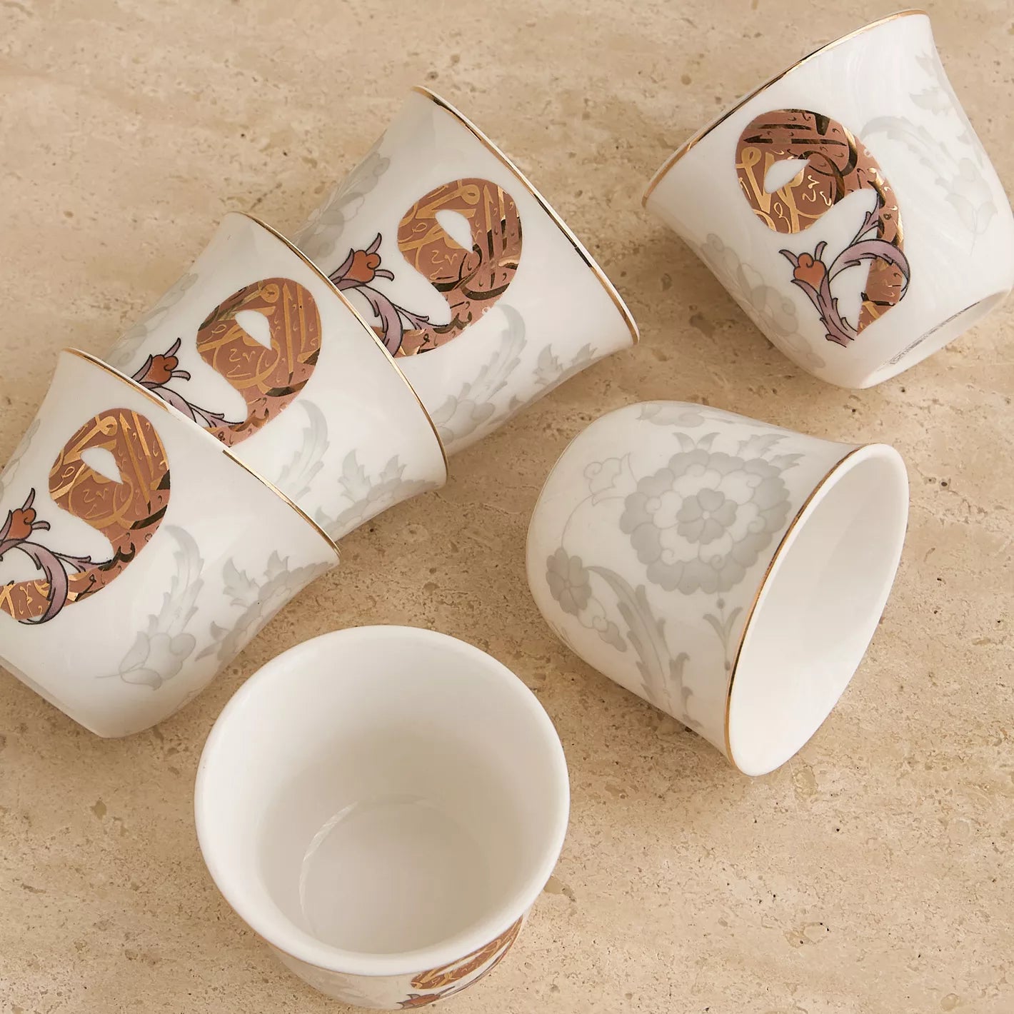 مجموعة من 6 فناجين قهوة عربية بورسلين بتصميم الخط العربي