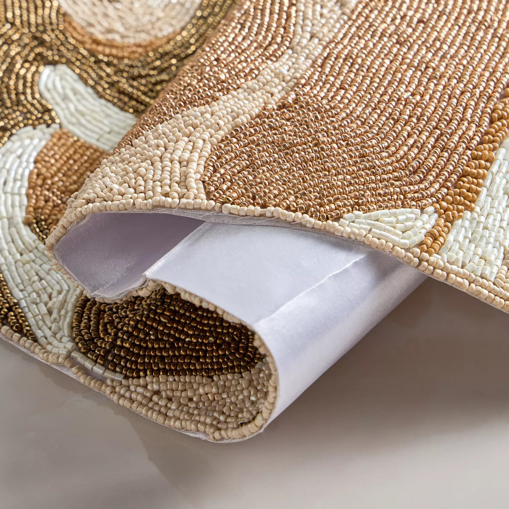 مفرش طاولة من الخرز