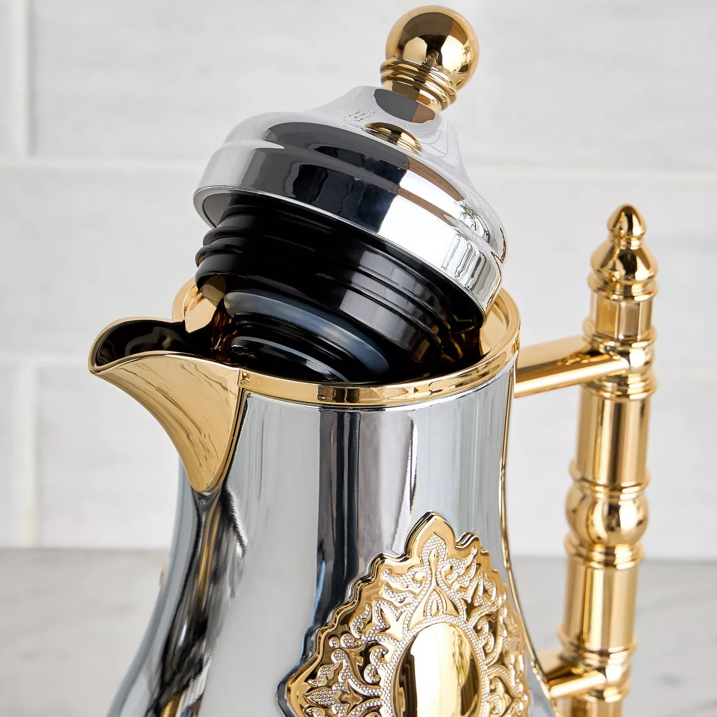 قارورة مفرغة من الهواء مزخرفة، سعة 1.4 لتر، مصنوعة من المعدن والزجاج، باللونين الفضي والذهبي