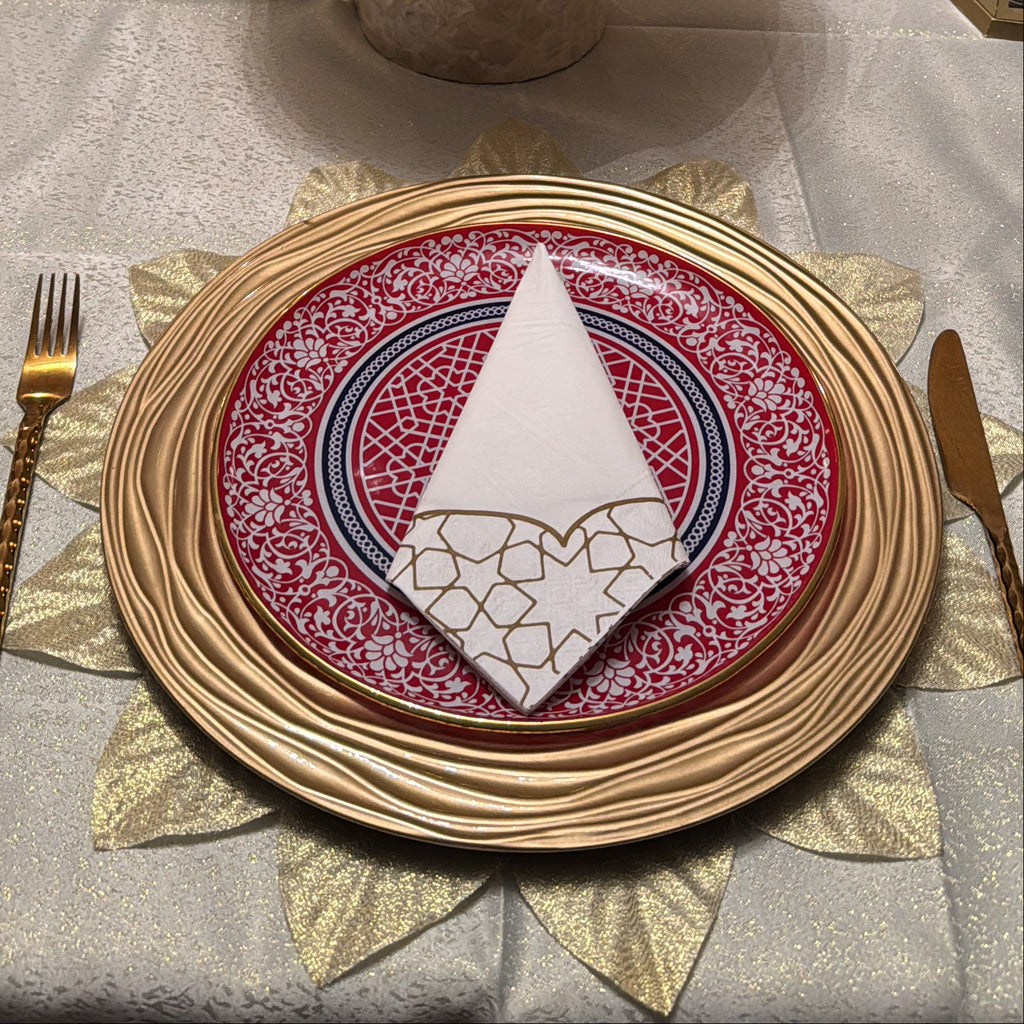 مفرش المائدة اللامع باللون الذهبي