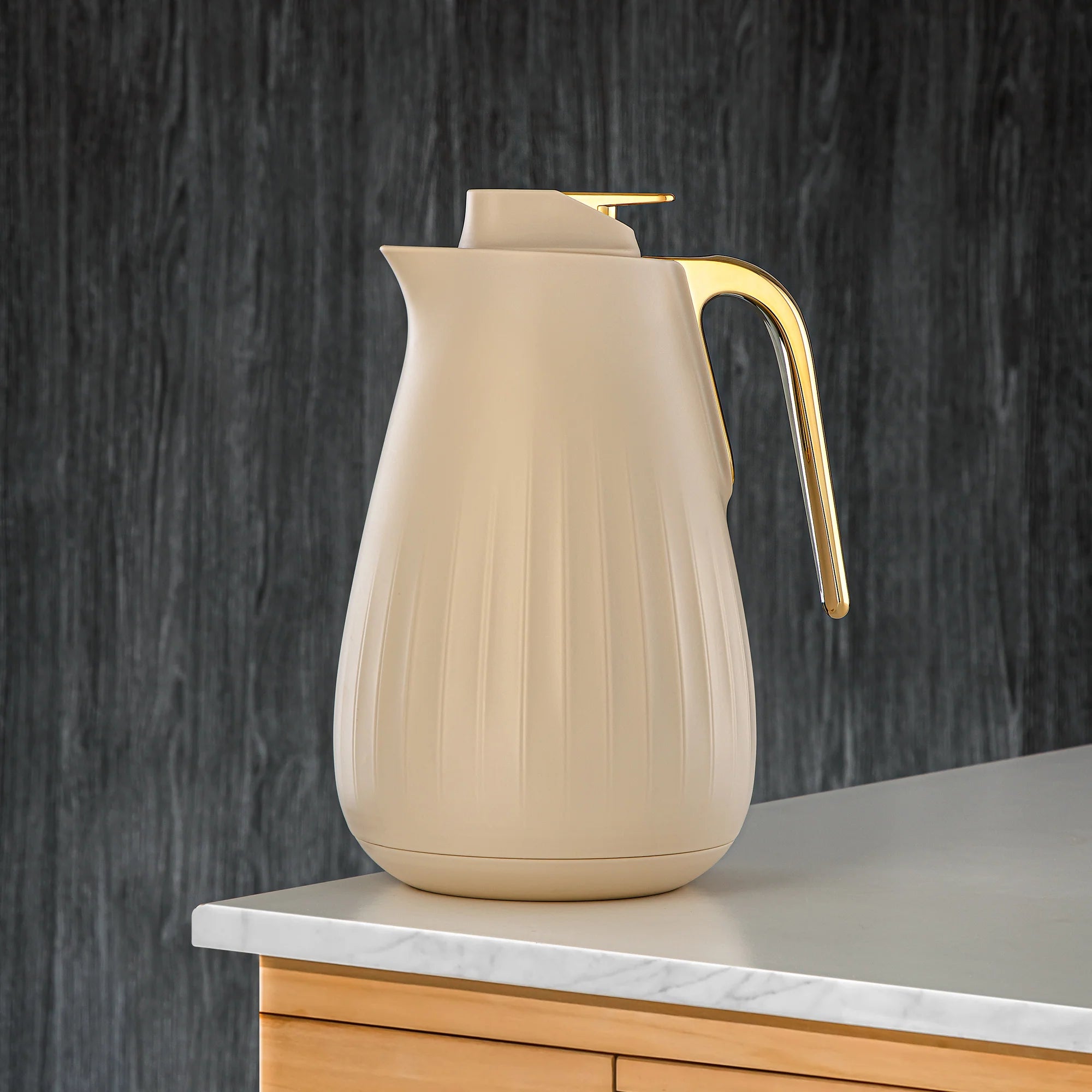 قارورة تفريغ الهواء من ذا جريس، سعة 1 لتر، بلاستيك وزجاج، لون موكا وذهبي