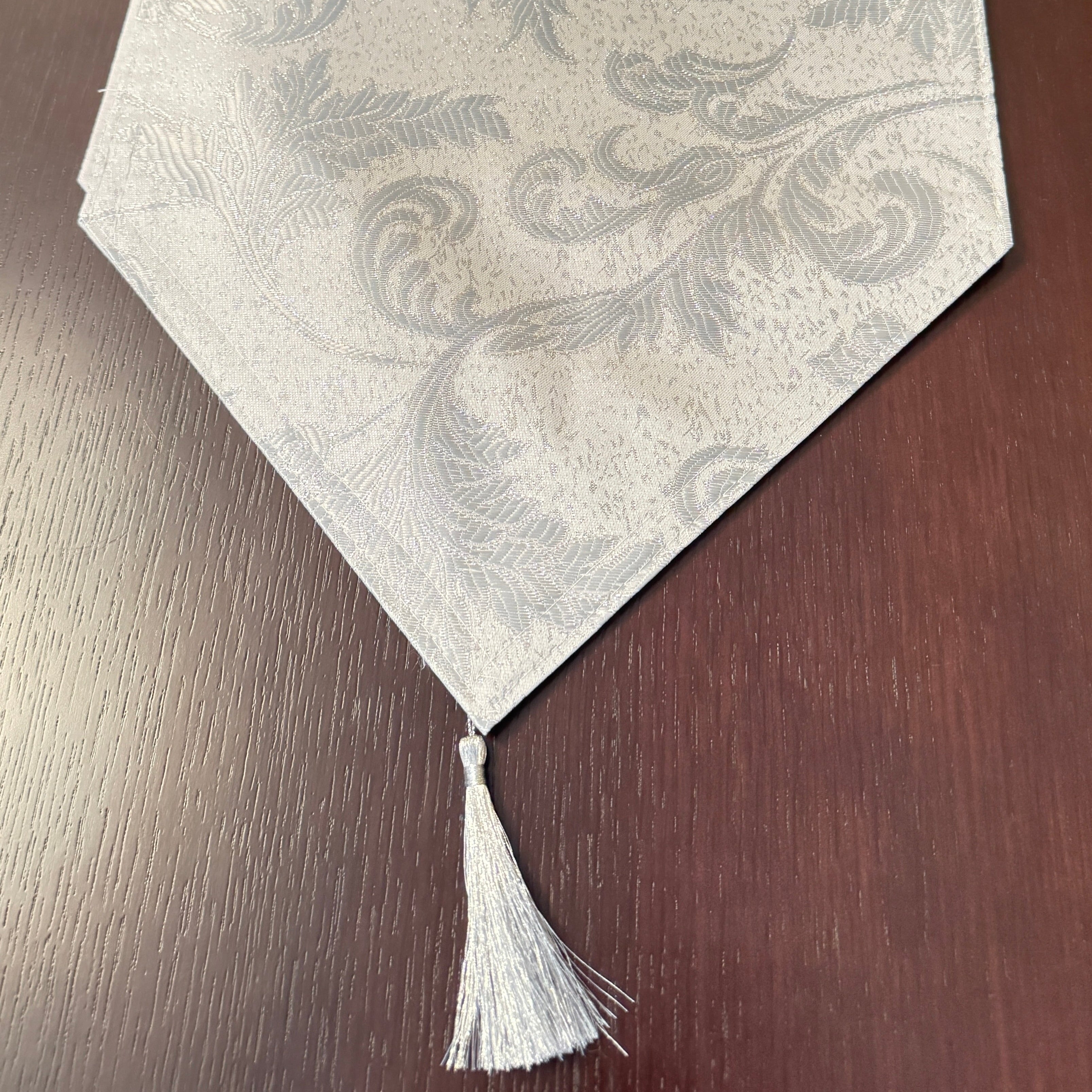 مفرش المائدة الملكي باللون الفضي