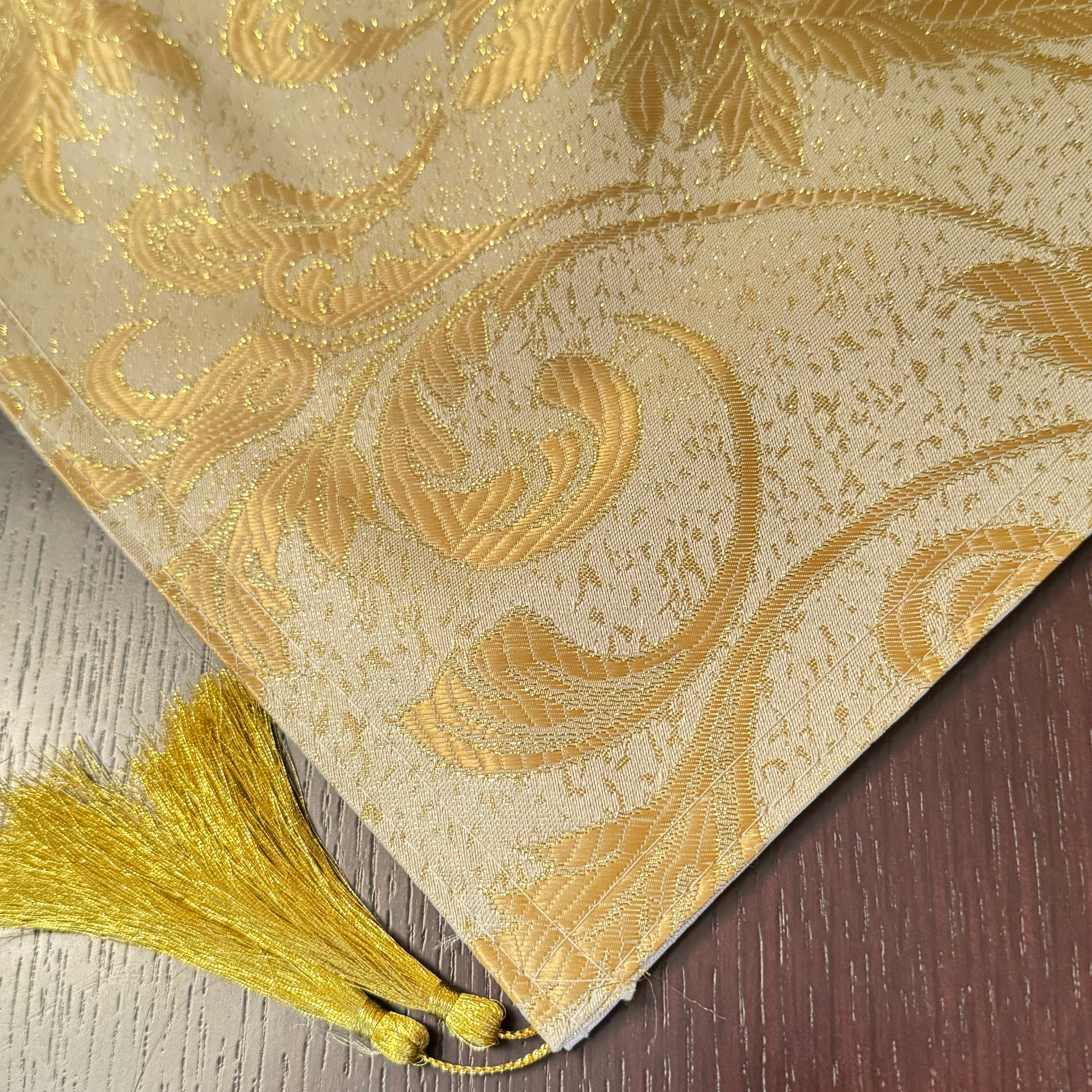 مفرش المائدة الملكي باللون الذهبي