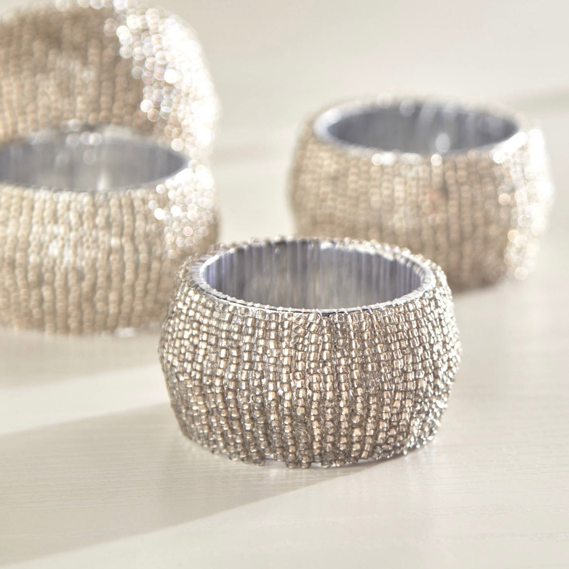 مجموعة من 4 حلقات منديل فضية مرصعة بالخرز