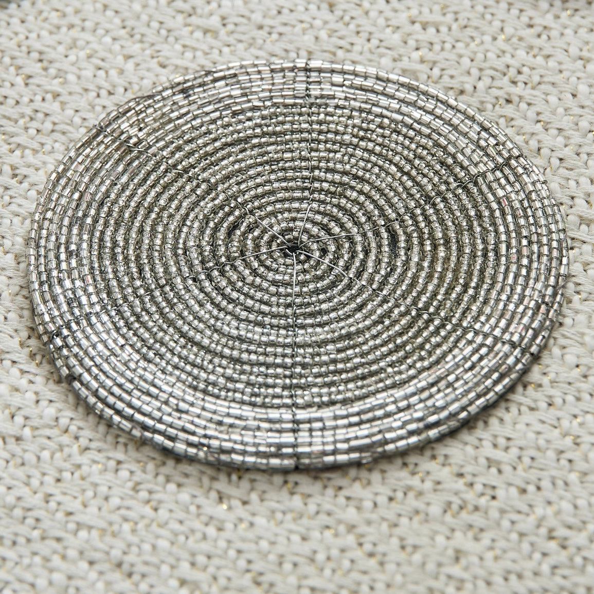 مجموعة من 4 قواعد أكواب فضية مرصعة بالخرز