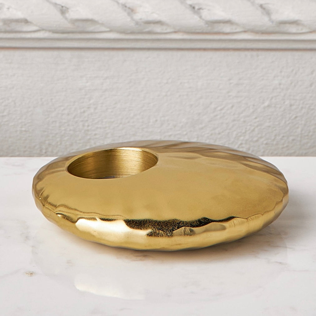 حامل الشموع المعدني المطروق باللون الذهبي