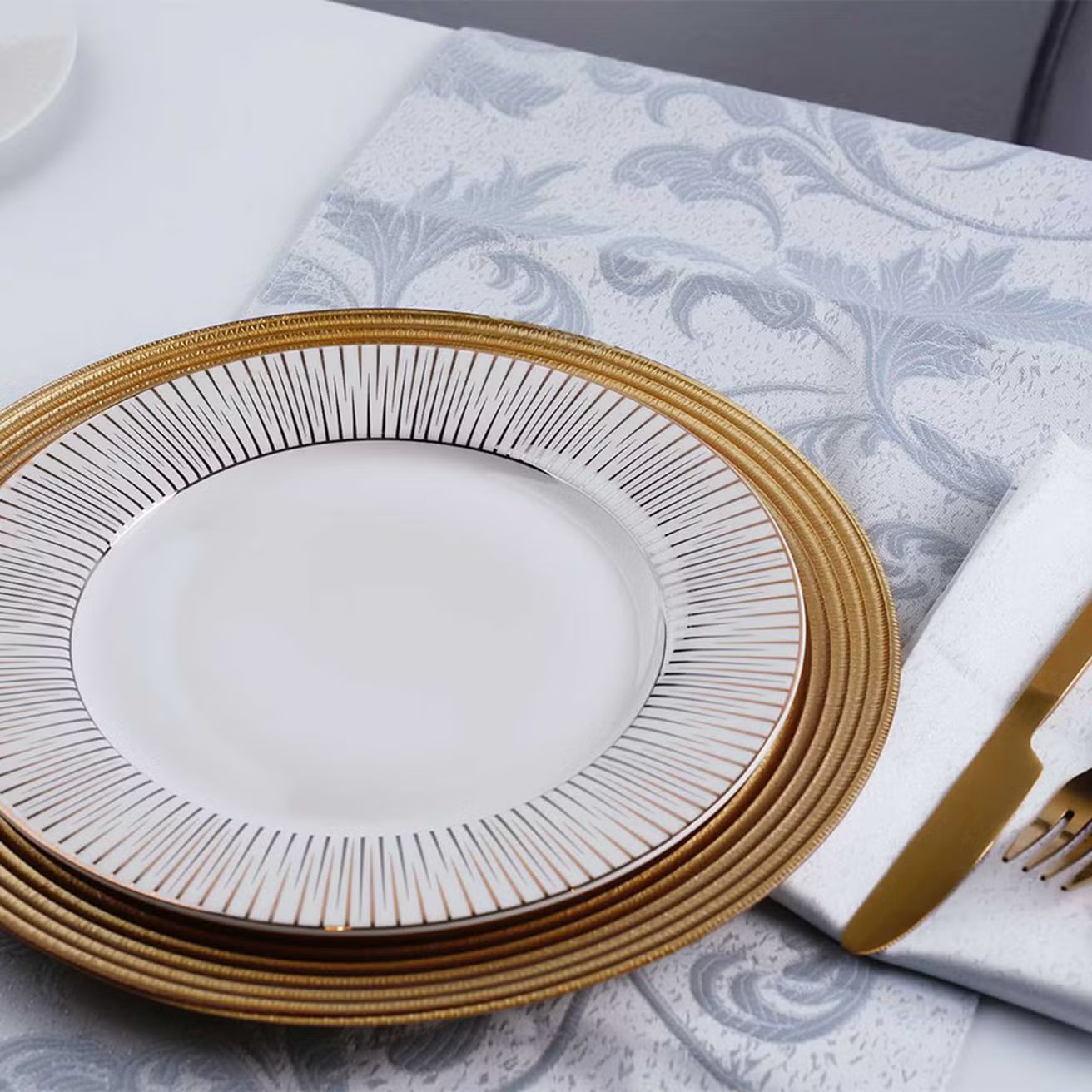 مفرش المائدة الملكي باللون الفضي