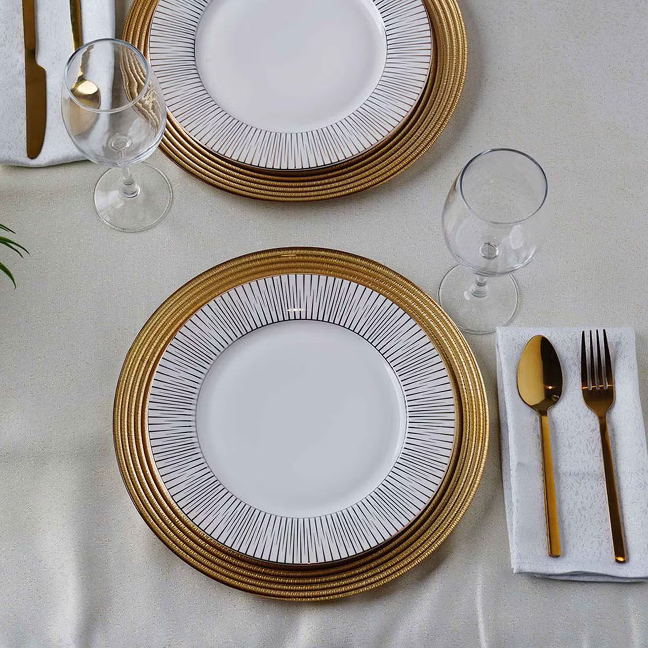 مفرش المائدة اللامع باللون الذهبي