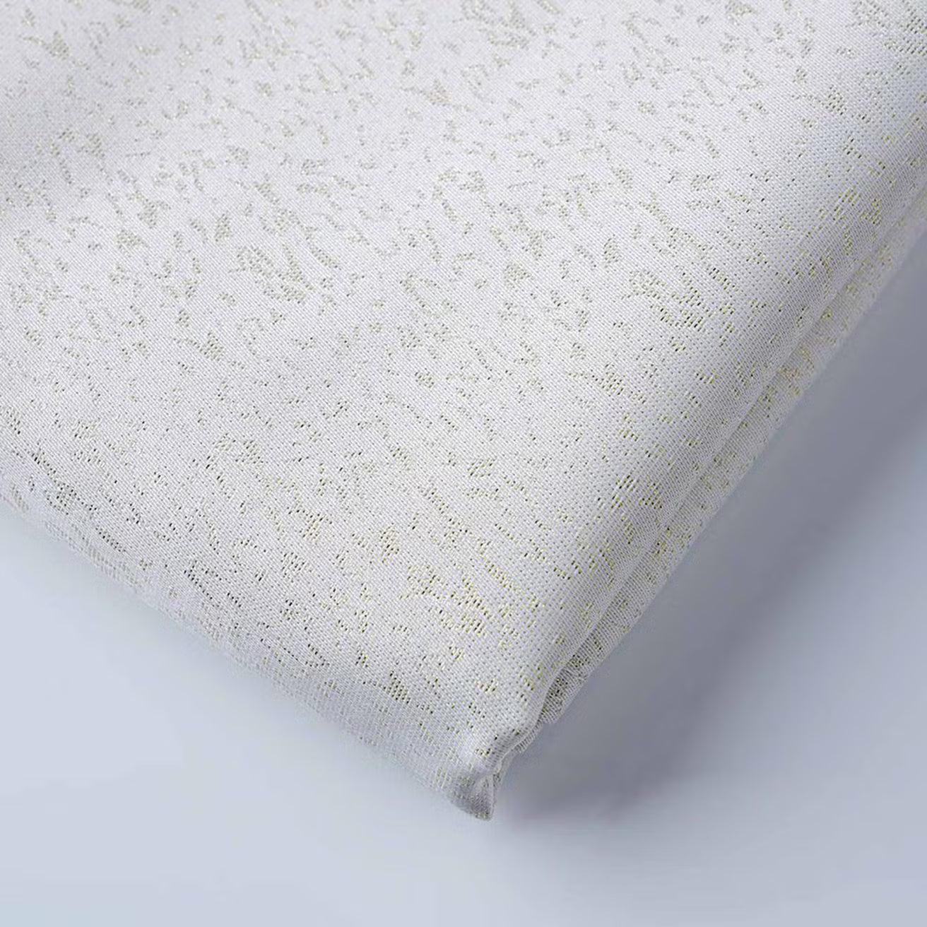 مفرش المائدة اللامع باللون الذهبي