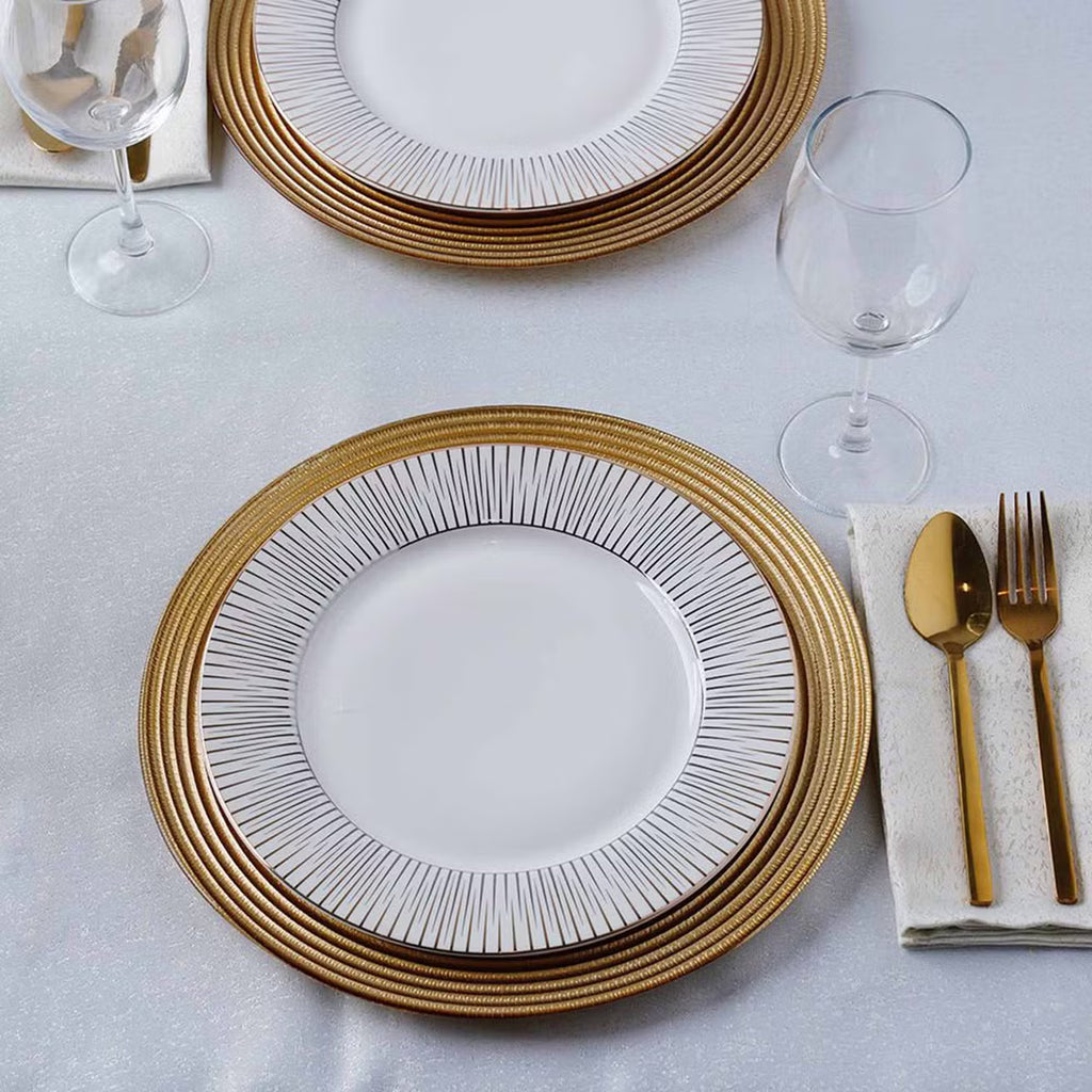 مفرش المائدة اللامع باللون الفضي