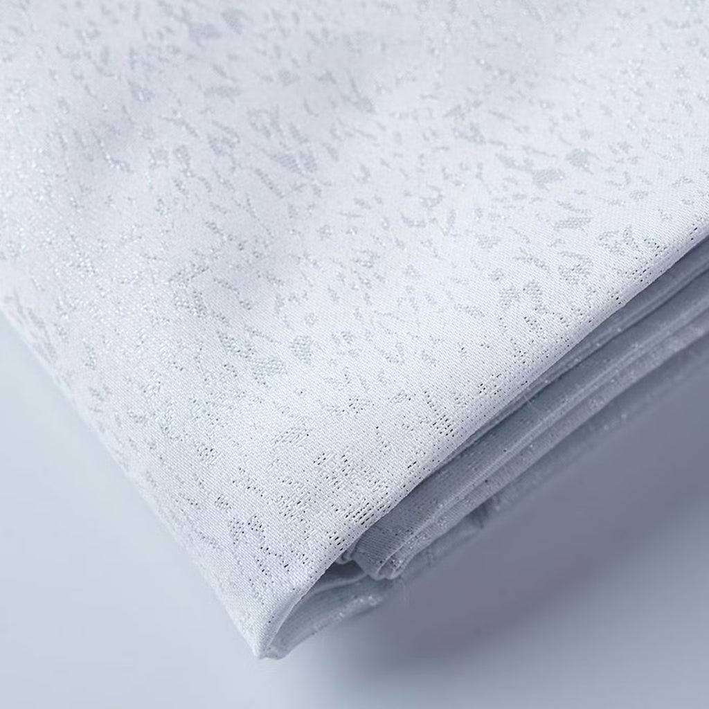 مفرش المائدة اللامع باللون الفضي