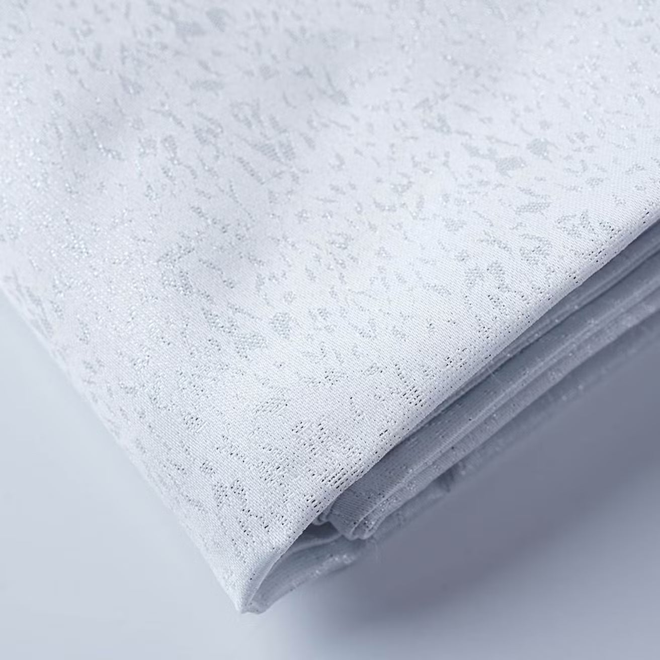 مفرش المائدة اللامع باللون الفضي