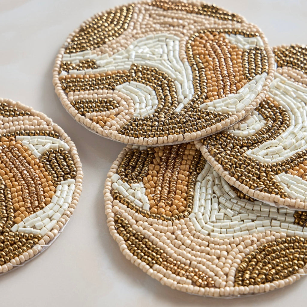 مجموعة من 4 قطع من قواعد الأكواب المزينة بالخرز