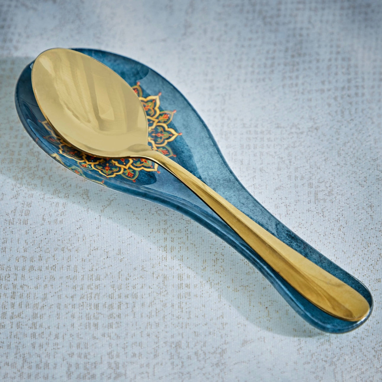 مسند الملعقة الزجاجي باللون الأزرق