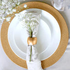 لوحة الشاحن المطروقة باللون الذهبي