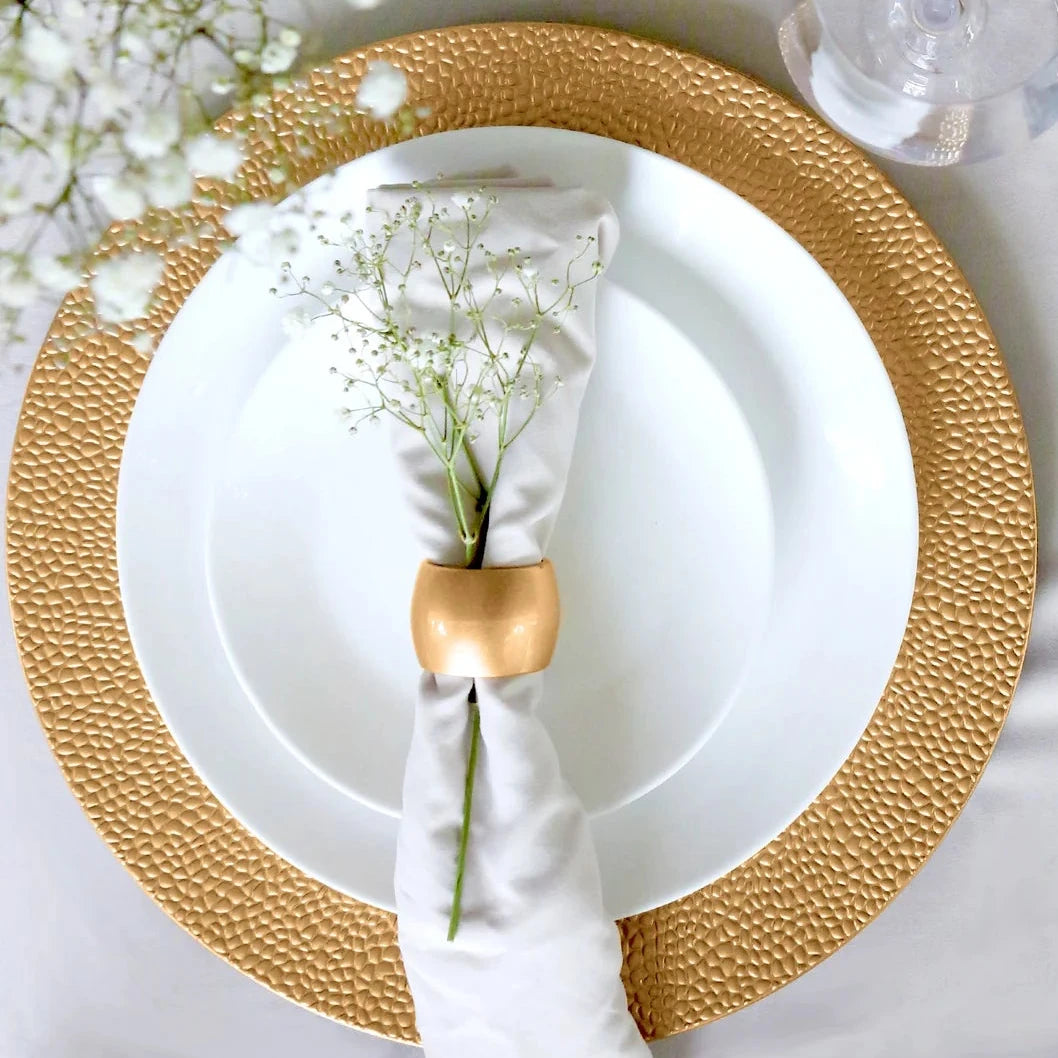 لوحة الشاحن المطروقة باللون الذهبي