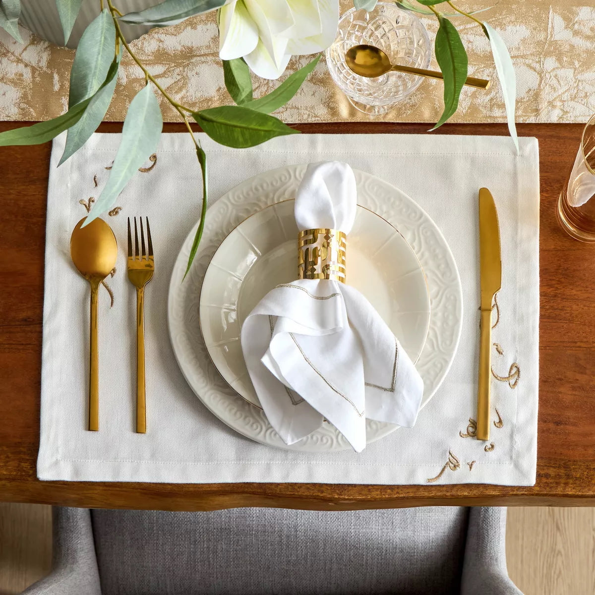 مجموعة من 4 حلقات مناديل ذهبية بنقش الخط