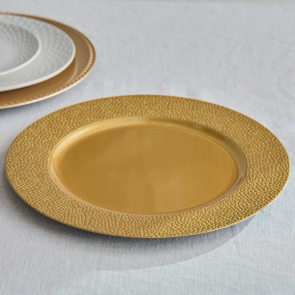 لوحة الشاحن المطروقة باللون الذهبي