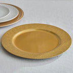 لوحة الشاحن المطروقة باللون الذهبي