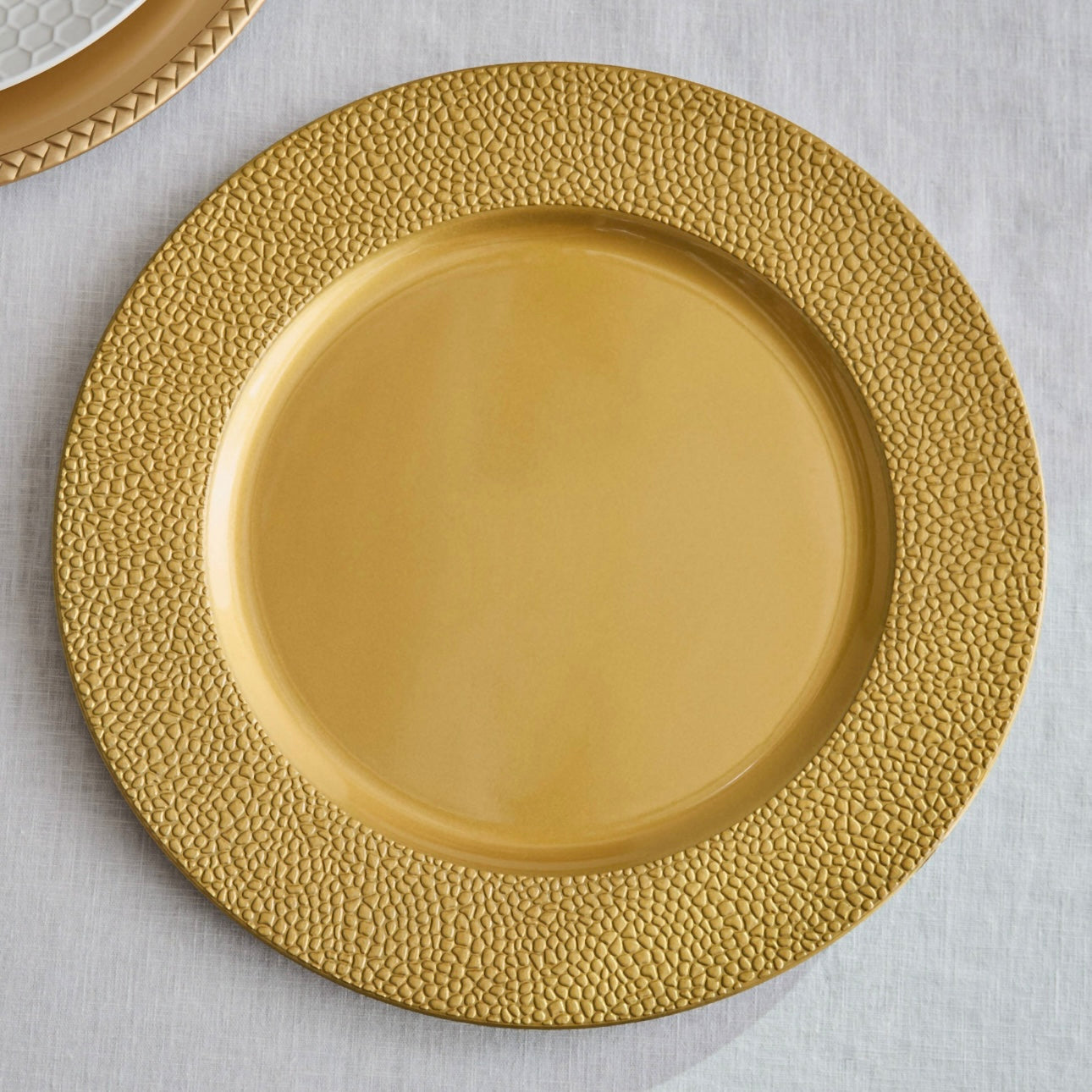 لوحة الشاحن المطروقة باللون الذهبي