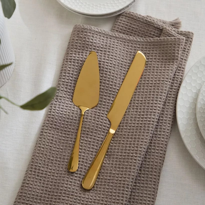 مجموعة تقديم الكيك والسكاكين باللون الذهبي