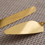 مجموعة تقديم الكيك والسكاكين باللون الذهبي