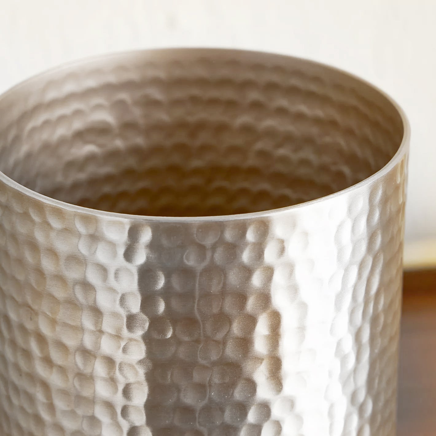 حامل أدوات المائدة الذهبي المطروق (يباع بدون أدوات المائدة)