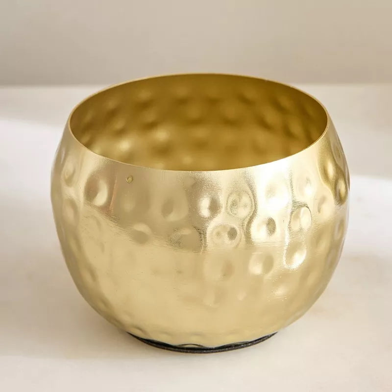 حامل الشموع المعدني المطروق باللون الذهبي غير اللامع
