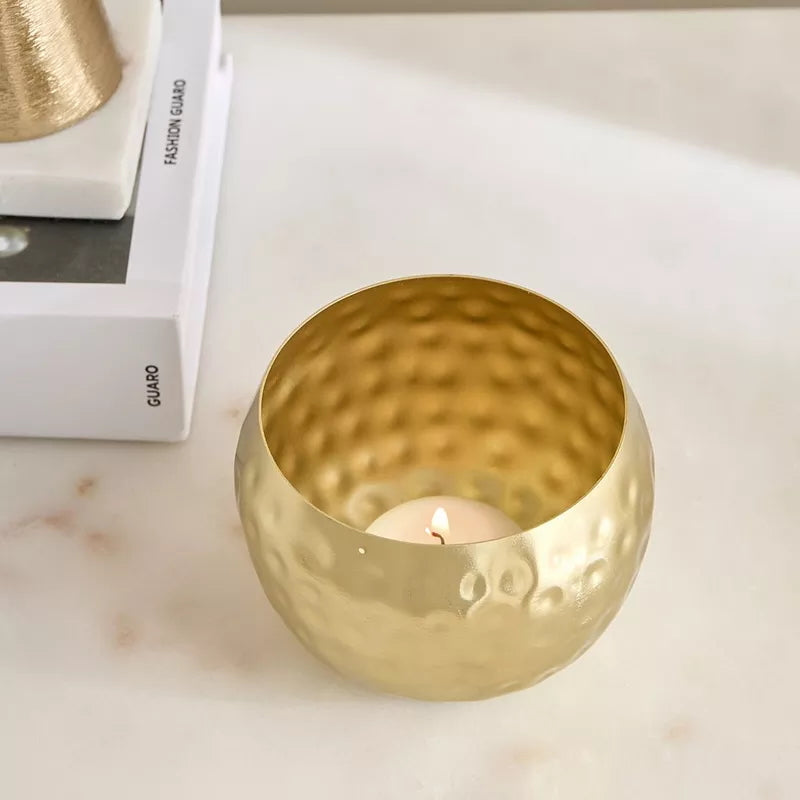 حامل الشموع المعدني المطروق باللون الذهبي غير اللامع