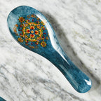 مسند الملعقة الزجاجي باللون الأزرق