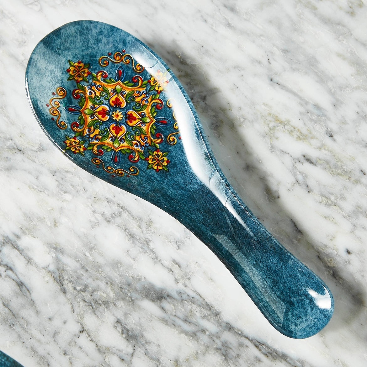 مسند الملعقة الزجاجي باللون الأزرق