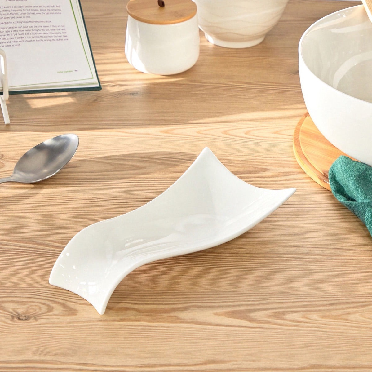 مسند الملعقة من البورسلين باللون الأبيض